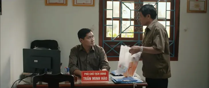 Mẹ rơm - Tập 38: Phó Chủ tịch Hào sắp bị lộ thân phận là cha đẻ của Hạt Dẻ? - Ảnh 1. Mẹ rơm - Tập 38: Phó Chủ tịch Hào sắp bị lộ thân phận là cha đẻ của Hạt Dẻ? - Ảnh 1.