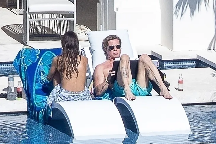 Brad Pitt và bạn gái đi nghỉ Năm mới cùng nhau, ăn mặc sơ sài - Ảnh 2. Brad Pitt và bạn gái đi nghỉ Năm mới cùng nhau, ăn mặc sơ sài - Ảnh 2.