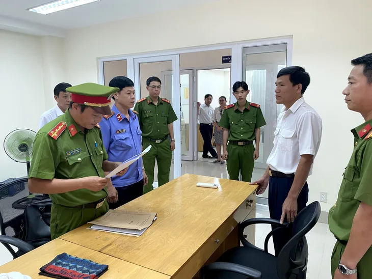 Bắt 3 bị can liên quan đến vụ án nhận hối lộ xảy ra tại huyện Hàm Thuận Nam - Ảnh 2.