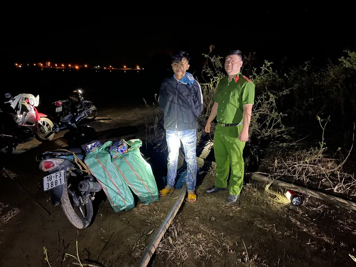 Bình Phước: Bắt quả tang hai đối tượng vận chuyển pháo lậu - Ảnh 1. Bình Phước: Bắt quả tang hai đối tượng vận chuyển pháo lậu - Ảnh 1.