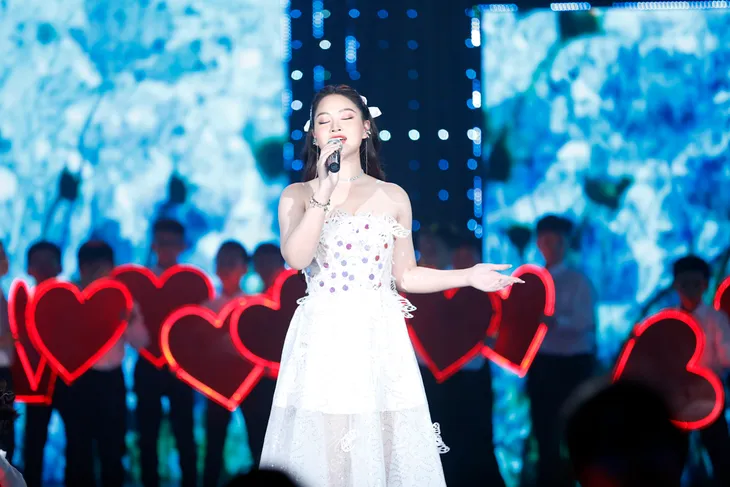 Ly Ly, Bùi Dương Thái Hà cực xinh đẹp trên sân khấu VTV Awards - Ảnh 1. Ly Ly, Bùi Dương Thái Hà cực xinh đẹp trên sân khấu VTV Awards - Ảnh 1.