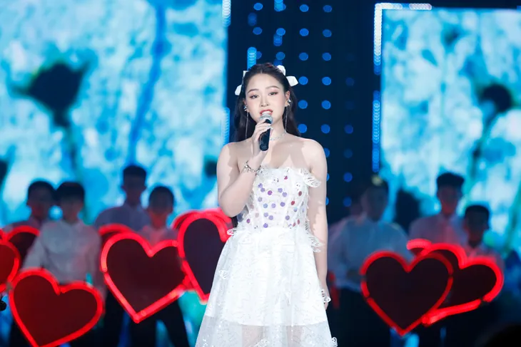 Ly Ly, Bùi Dương Thái Hà cực xinh đẹp trên sân khấu VTV Awards - Ảnh 2. Ly Ly, Bùi Dương Thái Hà cực xinh đẹp trên sân khấu VTV Awards - Ảnh 2.