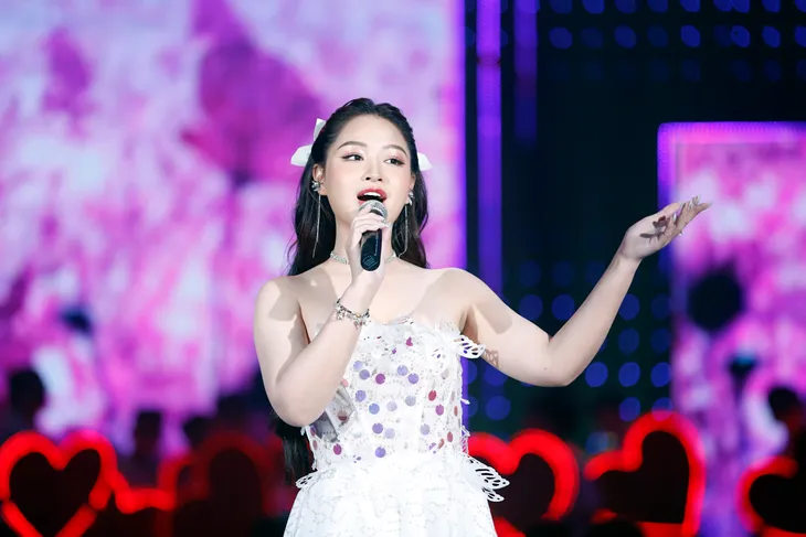 Ly Ly, Bùi Dương Thái Hà cực xinh đẹp trên sân khấu VTV Awards - Ảnh 8. Ly Ly, Bùi Dương Thái Hà cực xinh đẹp trên sân khấu VTV Awards - Ảnh 8.