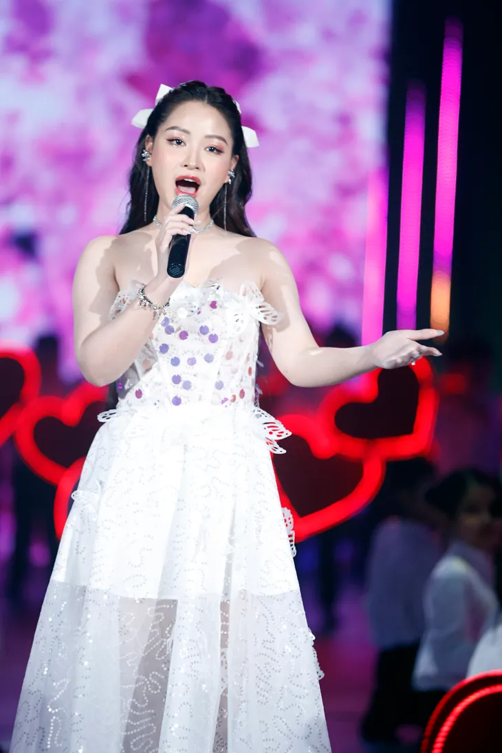 Ly Ly, Bùi Dương Thái Hà cực xinh đẹp trên sân khấu VTV Awards - Ảnh 7. Ly Ly, Bùi Dương Thái Hà cực xinh đẹp trên sân khấu VTV Awards - Ảnh 7.