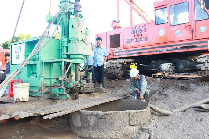Chuyên gia nhiều bộ ngành tham gia hỗ trợ cứu hộ bé trai lọt vào trụ bê tông - Ảnh 3. Chuyên gia nhiều bộ ngành tham gia hỗ trợ cứu hộ bé trai lọt vào trụ bê tông - Ảnh 3.