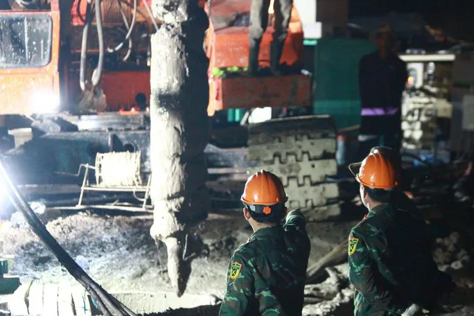 Chuyên gia nhiều bộ ngành tham gia hỗ trợ cứu hộ bé trai lọt vào trụ bê tông - Ảnh 1. Chuyên gia nhiều bộ ngành tham gia hỗ trợ cứu hộ bé trai lọt vào trụ bê tông - Ảnh 1.