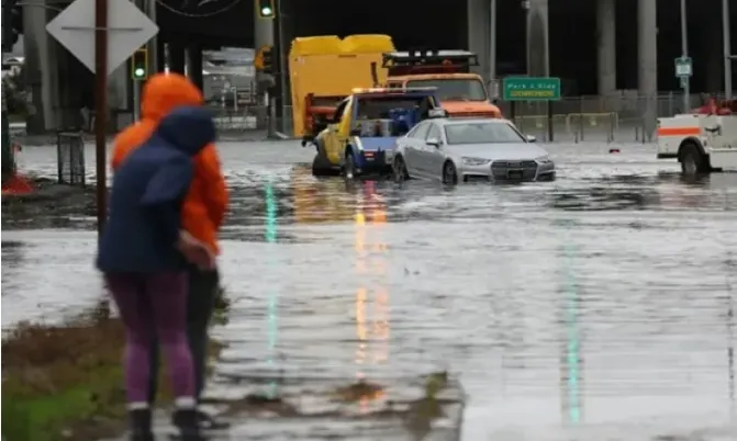 Bão nghiêm trọng càn quét California với mưa to, gió lớn gây lũ lụt - Ảnh 1. Bão nghiêm trọng càn quét California với mưa to, gió lớn gây lũ lụt - Ảnh 1.