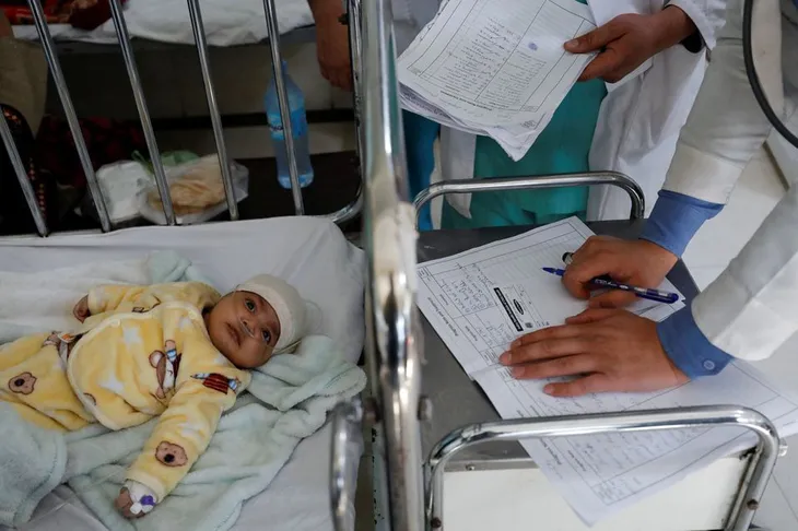 Bệnh viện tại Afghanistan chật kín bệnh nhi mắc viêm phổi - Ảnh 1. Bệnh viện tại Afghanistan chật kín bệnh nhi mắc viêm phổi - Ảnh 1.