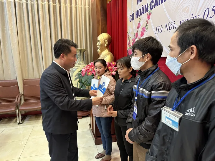 Trao tặng 200 suất quà cho bệnh nhân BHYT có hoàn cảnh khó khăn - Ảnh 1. Trao tặng 200 suất quà cho bệnh nhân BHYT có hoàn cảnh khó khăn - Ảnh 1.