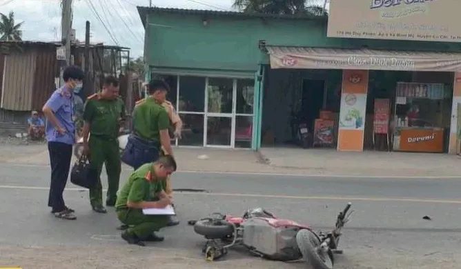 Xe đạp điện chở 3 va chạm xe tải, 3 nữ sinh thương vong - Ảnh 1. Xe đạp điện chở 3 va chạm xe tải, 3 nữ sinh thương vong - Ảnh 1.