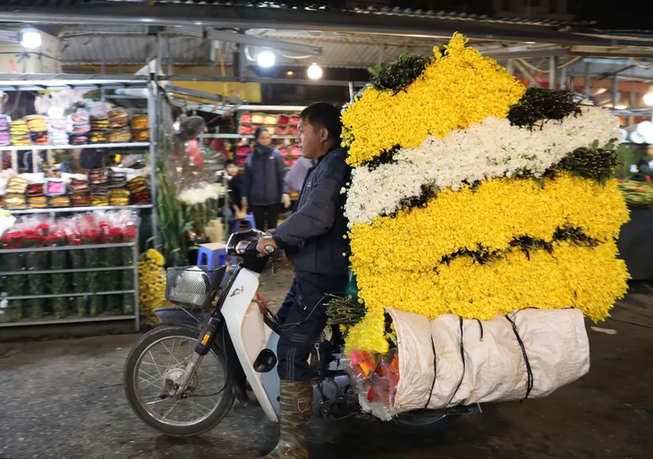 Đi chợ hoa đêm Quảng Bá - nét văn hóa riêng của người Hà Nội mỗi dịp Tết đến, Xuân về - Ảnh 7. Đi chợ hoa đêm Quảng Bá - nét văn hóa riêng của người Hà Nội mỗi dịp Tết đến, Xuân về - Ảnh 7.