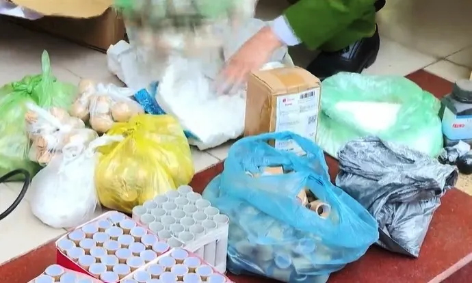 Thiếu niên 14 tuổi mua nguyên liệu trên mạng tự chế pháo nổ chia cho bạn - Ảnh 4. Thiếu niên 14 tuổi mua nguyên liệu trên mạng tự chế pháo nổ chia cho bạn - Ảnh 4.