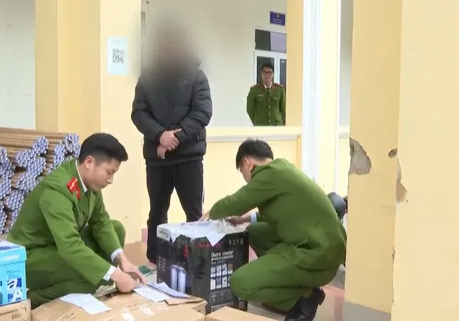 Thiếu niên 14 tuổi mua nguyên liệu trên mạng tự chế pháo nổ chia cho bạn - Ảnh 3. Thiếu niên 14 tuổi mua nguyên liệu trên mạng tự chế pháo nổ chia cho bạn - Ảnh 3.