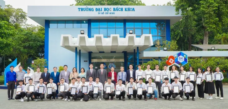 Quỹ Tài Trợ Khát Vọng Tương Lai trao tặng gần 3 tỷ đồng học bổng cho sinh viên Việt Nam - Ảnh 1. Quỹ Tài Trợ Khát Vọng Tương Lai trao tặng gần 3 tỷ đồng học bổng cho sinh viên Việt Nam - Ảnh 1.
