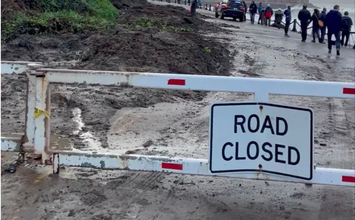 Bão ở bang California khiến ít nhất 6 người tử vong, hàng nghìn người bị mất điện - Ảnh 1. Bão ở bang California khiến ít nhất 6 người tử vong, hàng nghìn người bị mất điện - Ảnh 1.