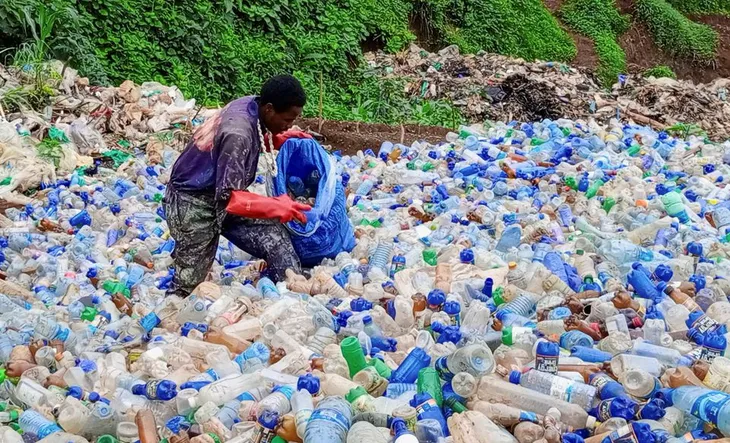Nghệ sĩ Congo vẽ chân dung chính trị gia bằng nhựa - Ảnh 3.