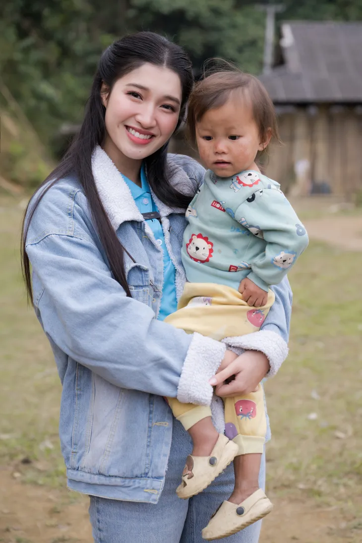 Á hậu Phương Nhi tặng bò cho nông dân nghèo quê nhà - Ảnh 4. Á hậu Phương Nhi tặng bò cho nông dân nghèo quê nhà - Ảnh 4.