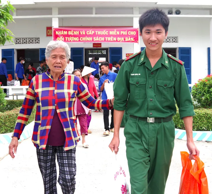 Cà Mau: Chương trình Xuân Biên phòng ấm lòng người dân biển - Ảnh 1. Cà Mau: Chương trình Xuân Biên phòng ấm lòng người dân biển - Ảnh 1.