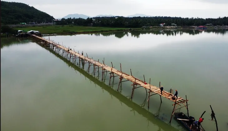 Dựng lại cây cầu gỗ dài nhất Việt Nam sau lũ cuốn - Ảnh 1. Dựng lại cây cầu gỗ dài nhất Việt Nam sau lũ cuốn - Ảnh 1.