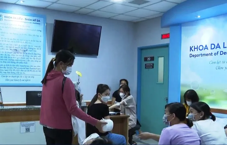 Sử dụng mỹ phẩm kém chất lượng: Tiền mất, tật mang - Ảnh 1. Sử dụng mỹ phẩm kém chất lượng: Tiền mất, tật mang - Ảnh 1.