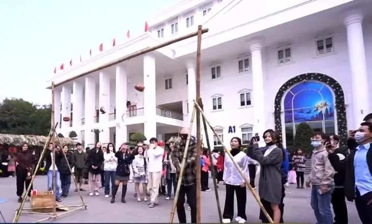 Sinh viên nước ngoài hào hứng trải nghiệm Tết Việt - Ảnh 1. Sinh viên nước ngoài hào hứng trải nghiệm Tết Việt - Ảnh 1.