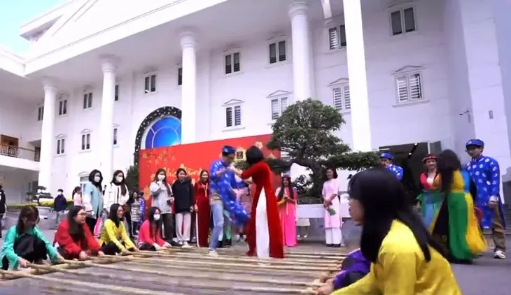 Sinh viên nước ngoài hào hứng trải nghiệm Tết Việt - Ảnh 2. Sinh viên nước ngoài hào hứng trải nghiệm Tết Việt - Ảnh 2.