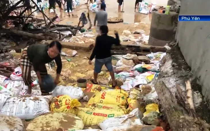 Triều cường uy hiếp khu dân cư ven biển - Ảnh 1. Triều cường uy hiếp khu dân cư ven biển - Ảnh 1.