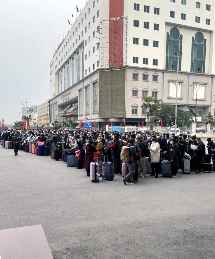 Hàng trăm người dân Trung Quốc xếp hàng chờ xuất cảnh ở cửa khẩu Móng Cái - Ảnh 1. Hàng trăm người dân Trung Quốc xếp hàng chờ xuất cảnh ở cửa khẩu Móng Cái - Ảnh 1.