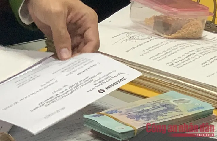 Phát hiện 2 cọc tiền tại phòng quyền Trưởng phòng Kiểm định xe cơ giới - Ảnh 2. Phát hiện 2 cọc tiền tại phòng quyền Trưởng phòng Kiểm định xe cơ giới - Ảnh 2.