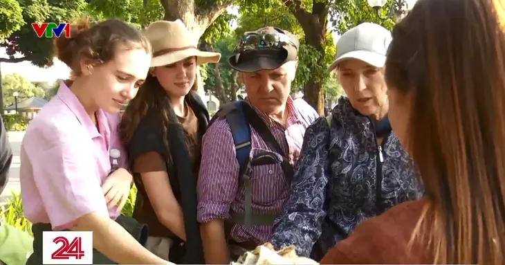 Cô gái trẻ và ước mơ mang vải lanh của người Mông vươn xa - Ảnh 1.