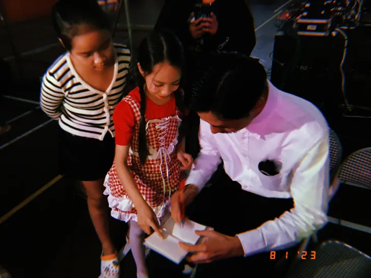 Rapper Đen Vâu ký mỏi tay khi ghi hình cho chương trình năm mới của VTV - Ảnh 1. Rapper Đen Vâu ký mỏi tay khi ghi hình cho chương trình năm mới của VTV - Ảnh 1.