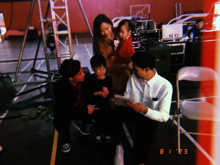 Rapper Đen Vâu ký mỏi tay khi ghi hình cho chương trình năm mới của VTV - Ảnh 2. Rapper Đen Vâu ký mỏi tay khi ghi hình cho chương trình năm mới của VTV - Ảnh 2.