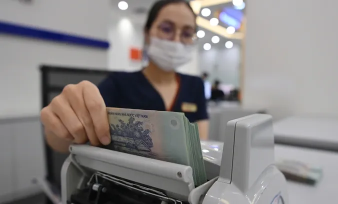 Lãi suất cao, người dân đổ tiền gửi tiết kiệm - Ảnh 1. Lãi suất cao, người dân đổ tiền gửi tiết kiệm - Ảnh 1.