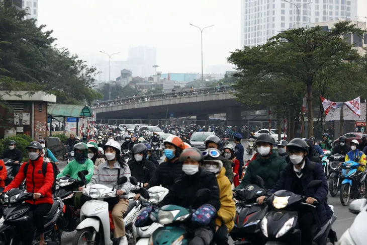 Ngày đầu tổ chức lại giao thông nút giao Ngã Tư Sở: Nút giao thoáng, đường vẫn tắc - Ảnh 7. Ngày đầu tổ chức lại giao thông nút giao Ngã Tư Sở: Nút giao thoáng, đường vẫn tắc - Ảnh 7.