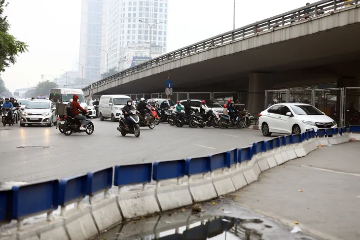 Ngày đầu tổ chức lại giao thông nút giao Ngã Tư Sở: Nút giao thoáng, đường vẫn tắc - Ảnh 6. Ngày đầu tổ chức lại giao thông nút giao Ngã Tư Sở: Nút giao thoáng, đường vẫn tắc - Ảnh 6.