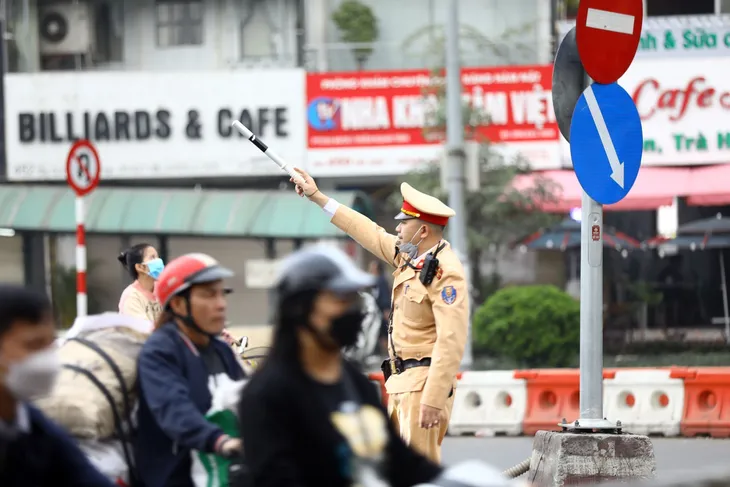 Ngày đầu tổ chức lại giao thông nút giao Ngã Tư Sở: Nút giao thoáng, đường vẫn tắc - Ảnh 4. Ngày đầu tổ chức lại giao thông nút giao Ngã Tư Sở: Nút giao thoáng, đường vẫn tắc - Ảnh 4.