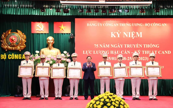 Thủ tướng dự kỷ niệm Ngày truyền thống lực lượng hậu cần-kỹ thuật CAND - Ảnh 5. Thủ tướng dự kỷ niệm Ngày truyền thống lực lượng hậu cần-kỹ thuật CAND - Ảnh 5.