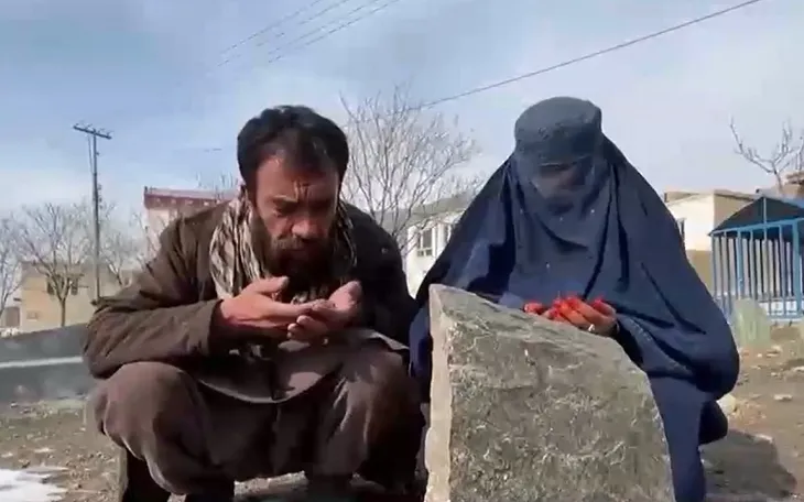 Mùa đông khắc nghiệt ở Afghanistan, nhiều trẻ em mắc viêm phổi và qua đời - Ảnh 1. Mùa đông khắc nghiệt ở Afghanistan, nhiều trẻ em mắc viêm phổi và qua đời - Ảnh 1.