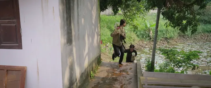 Dưới bóng cây hạnh phúc - Tập 8: Ngã xuống hồ sen, Tố - Tơ thành đôi - Ảnh 3. Dưới bóng cây hạnh phúc - Tập 8: Ngã xuống hồ sen, Tố - Tơ thành đôi - Ảnh 3.