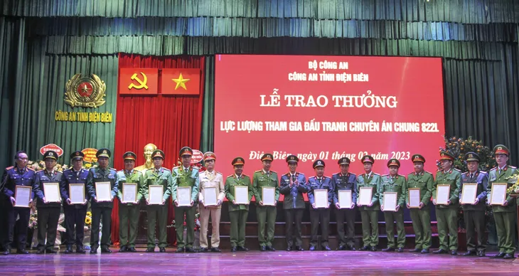 Điện Biên: Khen thưởng các lực lượng triệt phá đường dây ma túy từ Lào về Việt Nam - Ảnh 1.