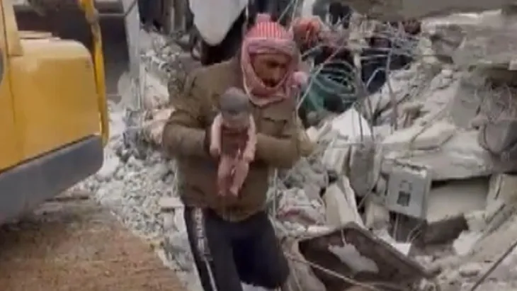 Phép màu giải cứu sau thảm họa động đất ở Thổ Nhĩ Kỳ - Syria - Ảnh 1. Phép màu giải cứu sau thảm họa động đất ở Thổ Nhĩ Kỳ - Syria - Ảnh 1.