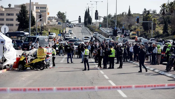 Tấn công khủng bố ở Jerusalem: Ô tô lao vào trạm xe bus khiến 2 người tử vong - Ảnh 1. Tấn công khủng bố ở Jerusalem: Ô tô lao vào trạm xe bus khiến 2 người tử vong - Ảnh 1.