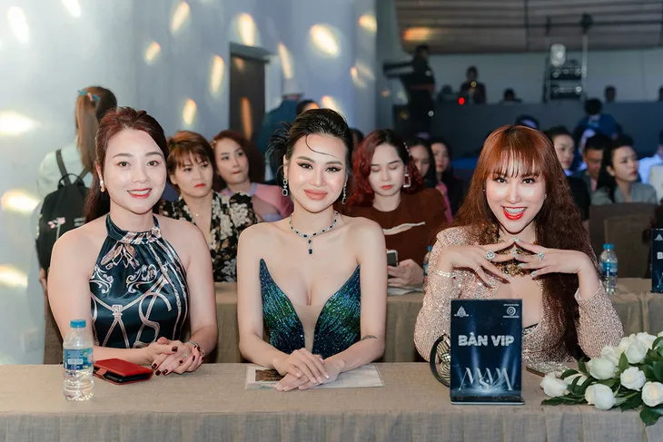Lý Nhã Kỳ xuất hiện tươi tắn sau tin đồn chán showbiz - Ảnh 3. Lý Nhã Kỳ xuất hiện tươi tắn sau tin đồn chán showbiz - Ảnh 3.