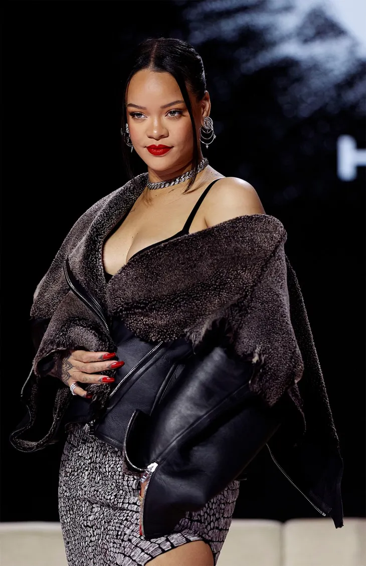Rihanna: Màn trình diễn tại Super Bowl Halftime Show 2023 đại diện cho những người nhập cư và phụ nữ da màu khắp thế giới - Ảnh 1. Rihanna: Màn trình diễn tại Super Bowl Halftime Show 2023 đại diện cho những người nhập cư và phụ nữ da màu khắp thế giới - Ảnh 1.