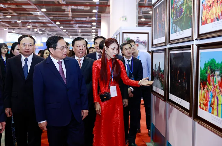 Triển lãm ảnh nghệ thuật và gian hàng trưng bày các sản phẩm Vùng đồng bằng sông Hồng - Ảnh 1. Triển lãm ảnh nghệ thuật và gian hàng trưng bày các sản phẩm Vùng đồng bằng sông Hồng - Ảnh 1.