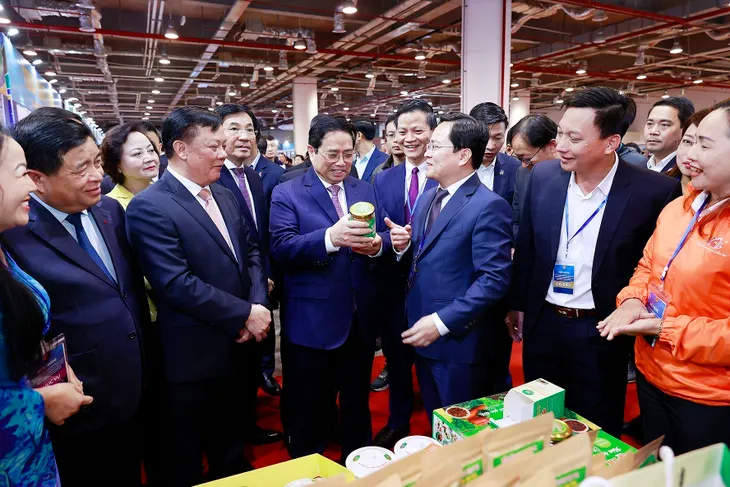 Triển lãm ảnh nghệ thuật và gian hàng trưng bày các sản phẩm Vùng đồng bằng sông Hồng - Ảnh 2. Triển lãm ảnh nghệ thuật và gian hàng trưng bày các sản phẩm Vùng đồng bằng sông Hồng - Ảnh 2.