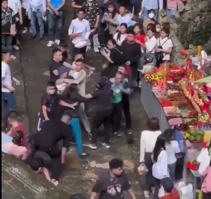 Nhóm thanh niên xô xát bên trong động Hương Tích ở Chùa Hương - Ảnh 2. Nhóm thanh niên xô xát bên trong động Hương Tích ở Chùa Hương - Ảnh 2.