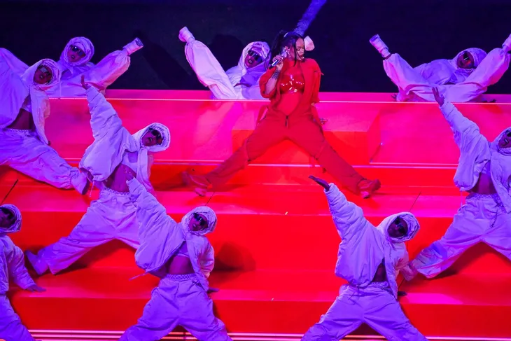 Rihanna thừa nhận học hỏi Beyoncé cho màn trình diễn Super Bowl - Ảnh 1. Rihanna thừa nhận học hỏi Beyoncé cho màn trình diễn Super Bowl - Ảnh 1.