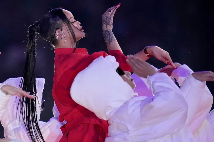 Rihanna tiết lộ mang thai em bé thứ hai, vẫn trình diễn cực sung tại Super Bowl Halftime Show - Ảnh 4. Rihanna tiết lộ mang thai em bé thứ hai, vẫn trình diễn cực sung tại Super Bowl Halftime Show - Ảnh 4.