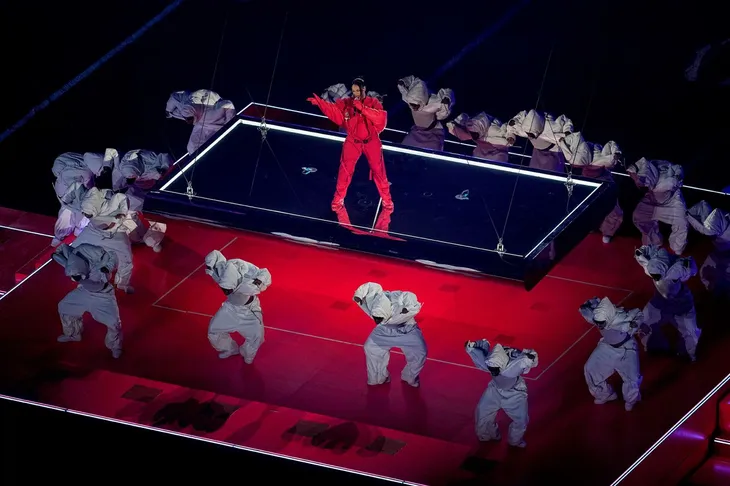 Rihanna tiết lộ mang thai em bé thứ hai, vẫn trình diễn cực sung tại Super Bowl Halftime Show - Ảnh 5. Rihanna tiết lộ mang thai em bé thứ hai, vẫn trình diễn cực sung tại Super Bowl Halftime Show - Ảnh 5.